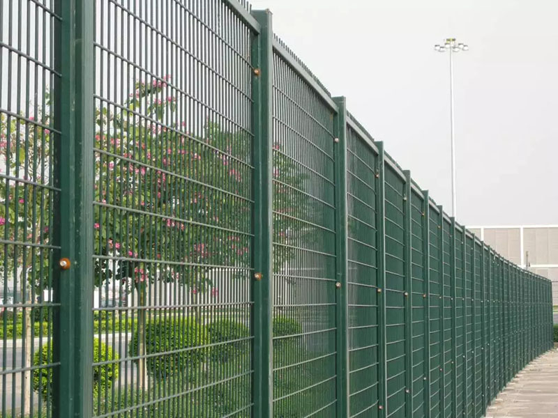 ���@����